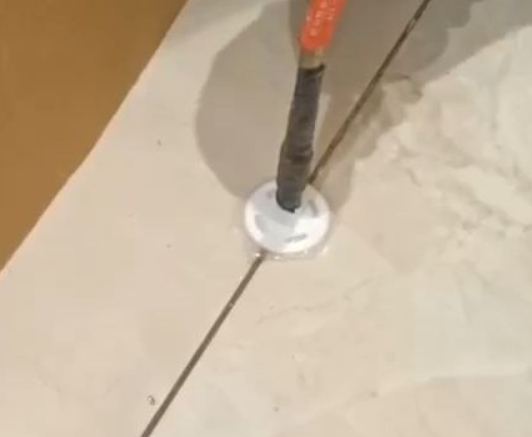 应城瓷砖空鼓维修公司专业解答瓷砖在铺贴过程中，如果没有涂抹均匀到位的粘结材料（如水泥砂浆或瓷砖胶），可能会导致以下问题