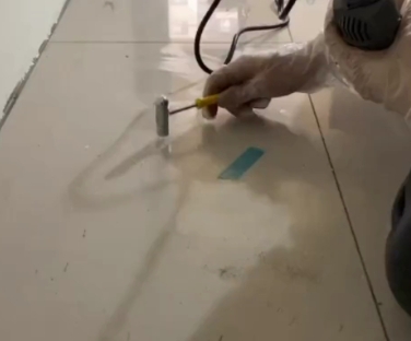 应城瓷砖开裂维修公司专业分享瓷砖在铺贴前如果没有沥干水分，将会导致以下问题